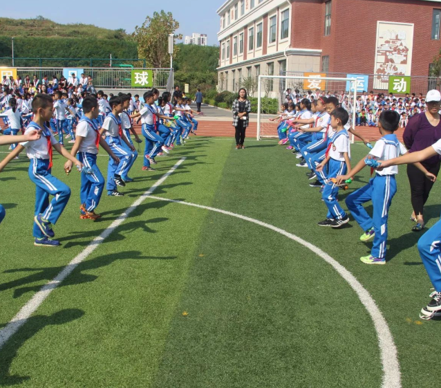 旨在让家长从孩子的视角体会教育进一步拉近家校距离 旨在让家长从孩子的视角体会教育进一步拉近家校距离