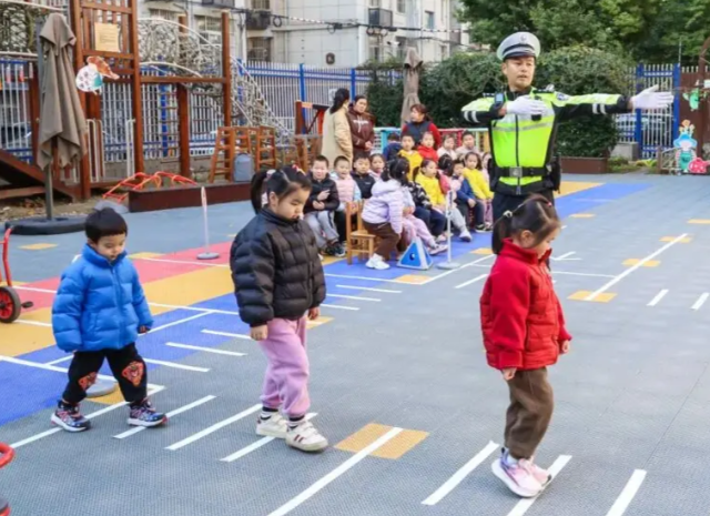 要抓紧孩子的手腕或许让孩子一直处在自己的视野之内防止意外产生 要抓紧孩子的手腕或许让孩子一直处在自己的视野之内防止意外产生